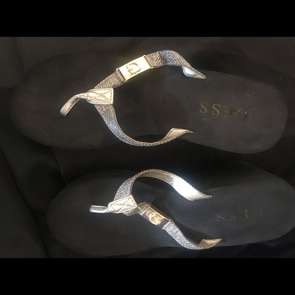 Guess flip flops size 9 1/2
